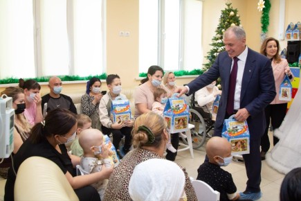 Владимир Константинов: В честь Дня памяти Святителя Николая Чудотворца передал 400 сладких подарков для детей, проходящих лечение в Республиканской детской клинической больнице
