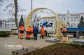 ФОТОФАКТ. Сотрудники МБУ «Порядок» устанавливают на улице Дувановской светящиеся инсталляции в виде цифр наступающего года