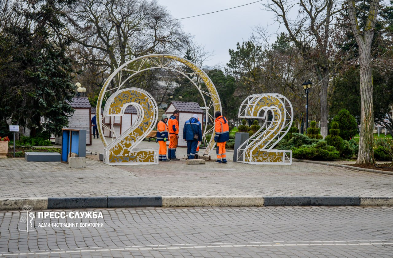 ФОТОФАКТ. Сотрудники МБУ «Порядок» устанавливают на улице Дувановской светящиеся инсталляции в виде цифр наступающего года ФОТОФАКТ. Сотрудники МБУ «Порядок» устанавливают на улице Дувановской светящиеся инсталляции в виде цифр наступающего года