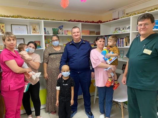 В День святителя Николая Чудотворца крымские следователи передали «Коробки храбрости» для маленьких пациентов республиканской детской больницы