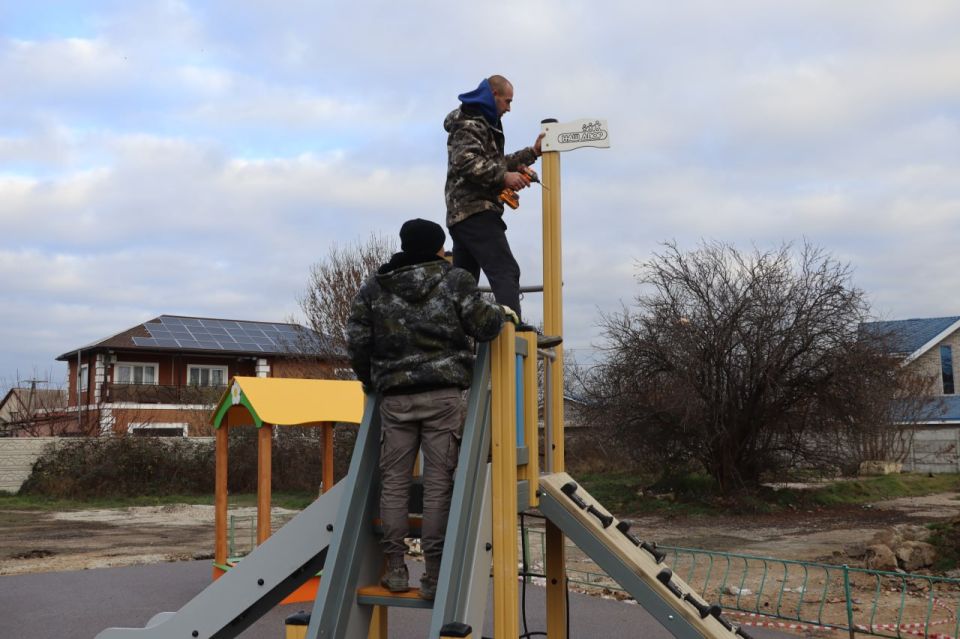 Олег Каторгин: Новая детская площадка установлена на ул. Симферопольской в районе дома №9. Здесь появился красочный и уютный детский комплекс с качелями, скалолазом, песочницей и горкой Олег Каторгин: Новая детская площадка установлена на ул. Симферопольской в районе дома №9. Здесь появился красочный и уютный детский комплекс с качелями, скалолазом, песочницей и горкой