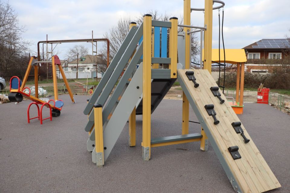 Олег Каторгин: Новая детская площадка установлена на ул. Симферопольской в районе дома №9. Здесь появился красочный и уютный детский комплекс с качелями, скалолазом, песочницей и горкой Олег Каторгин: Новая детская площадка установлена на ул. Симферопольской в районе дома №9. Здесь появился красочный и уютный детский комплекс с качелями, скалолазом, песочницей и горкой