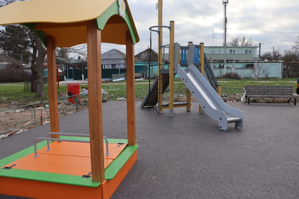 Олег Каторгин: Новая детская площадка установлена на ул. Симферопольской в районе дома №9. Здесь появился красочный и уютный детский комплекс с качелями, скалолазом, песочницей и горкой Олег Каторгин: Новая детская площадка установлена на ул. Симферопольской в районе дома №9. Здесь появился красочный и уютный детский комплекс с качелями, скалолазом, песочницей и горкой