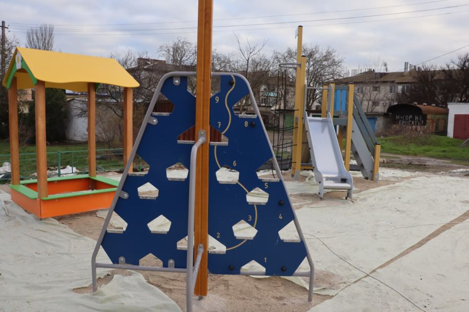 Олег Каторгин: Новая детская площадка установлена на ул. Симферопольской в районе дома №9. Здесь появился красочный и уютный детский комплекс с качелями, скалолазом, песочницей и горкой Олег Каторгин: Новая детская площадка установлена на ул. Симферопольской в районе дома №9. Здесь появился красочный и уютный детский комплекс с качелями, скалолазом, песочницей и горкой