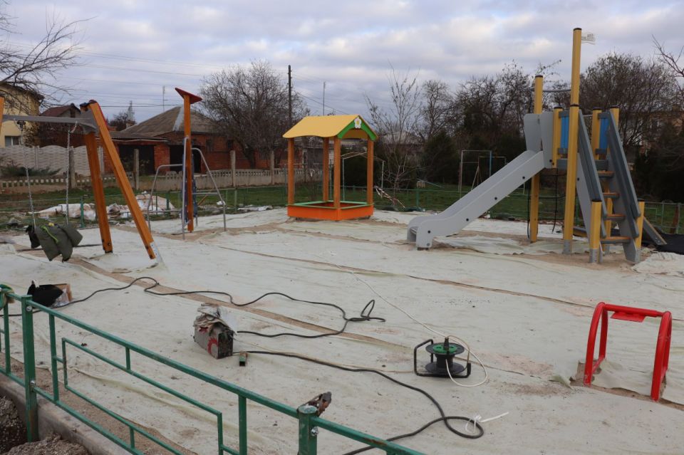Олег Каторгин: Новая детская площадка установлена на ул. Симферопольской в районе дома №9. Здесь появился красочный и уютный детский комплекс с качелями, скалолазом, песочницей и горкой Олег Каторгин: Новая детская площадка установлена на ул. Симферопольской в районе дома №9. Здесь появился красочный и уютный детский комплекс с качелями, скалолазом, песочницей и горкой