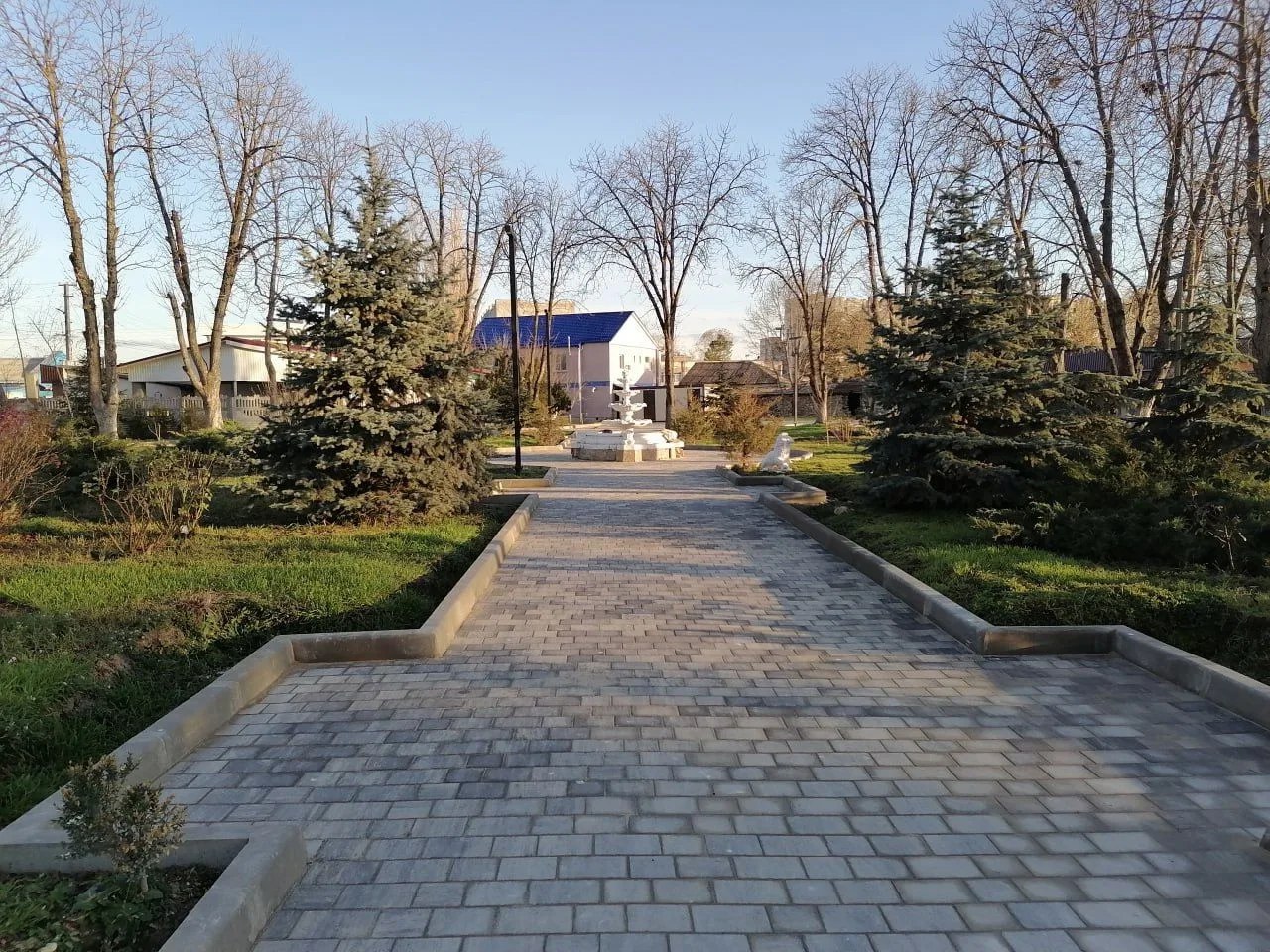 Завершаются работы по благоустройству общественной территории вблизи памятника крымско-татарской архитектуры Таш-Хан, в г. Белогорске