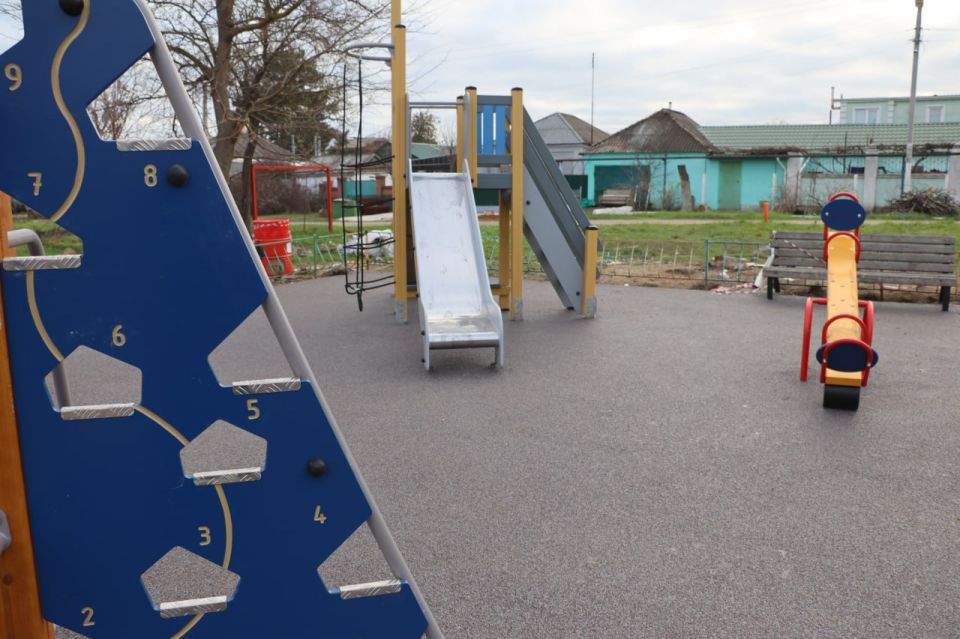 Олег Каторгин: Новая детская площадка установлена на ул. Симферопольской в районе дома №9. Здесь появился красочный и уютный детский комплекс с качелями, скалолазом, песочницей и горкой Олег Каторгин: Новая детская площадка установлена на ул. Симферопольской в районе дома №9. Здесь появился красочный и уютный детский комплекс с качелями, скалолазом, песочницей и горкой