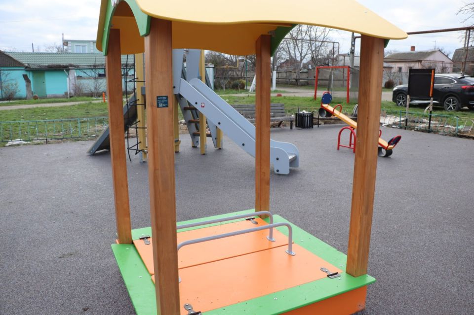 Олег Каторгин: Новая детская площадка установлена на ул. Симферопольской в районе дома №9. Здесь появился красочный и уютный детский комплекс с качелями, скалолазом, песочницей и горкой Олег Каторгин: Новая детская площадка установлена на ул. Симферопольской в районе дома №9. Здесь появился красочный и уютный детский комплекс с качелями, скалолазом, песочницей и горкой