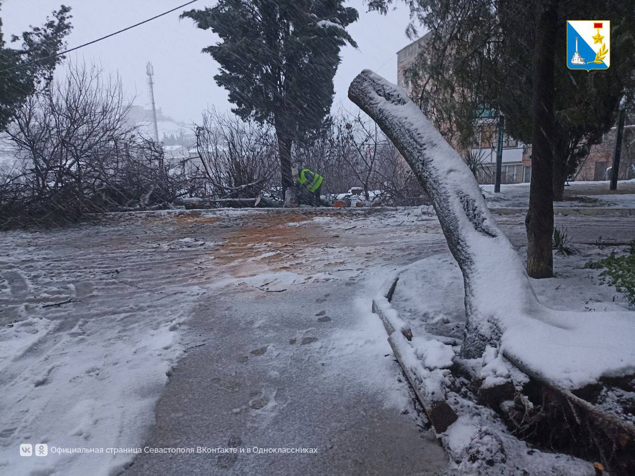 Дворники управляющей компании «Балаклавского района» с раннего утра обрабатывать дорожки посыпочной смесью Дворники управляющей компании «Балаклавского района» с раннего утра обрабатывать дорожки посыпочной смесью