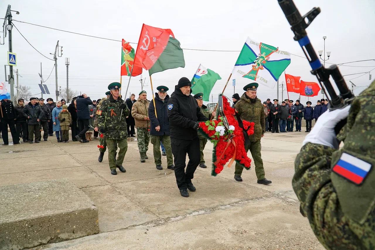 В Евпатории почтили память моряков-десантников В Евпатории почтили память моряков-десантников