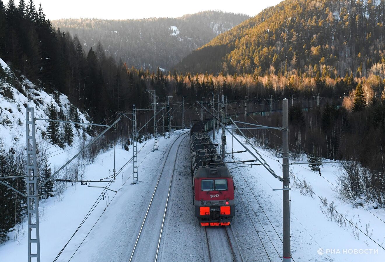 Поезда ФПК задерживаются из-за схода грузового поезда в Амурской области