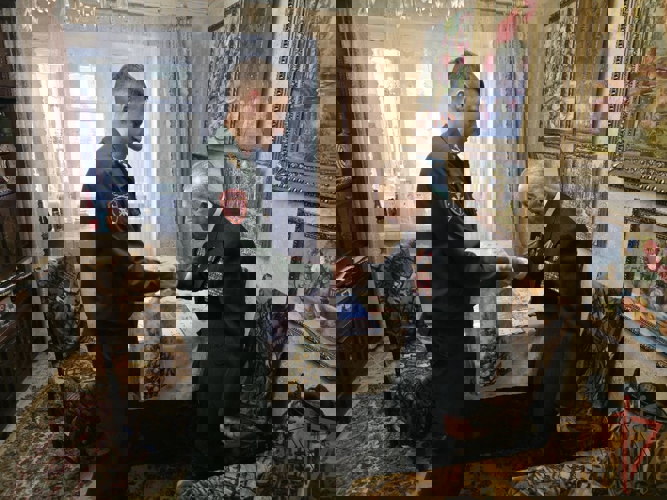 В Крыму и Севастополе росгвардейцы поздравили с новогодними праздниками 100-летних ветеранов Великой Отечественной войны