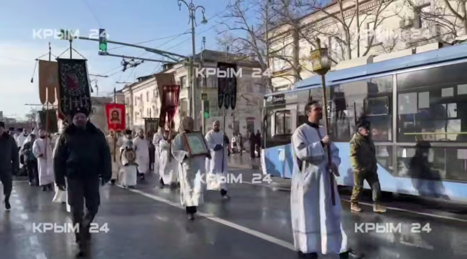 Десятки верующих севастопольцев приняли участие в крестном ходе