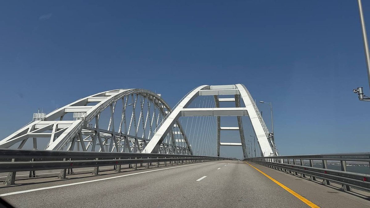 Перед Крымским мостом образовалась очередь