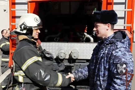 В Симферополе росгвардейцы помогли экстренным службам эвакуировать жильцов из загоревшегося дома