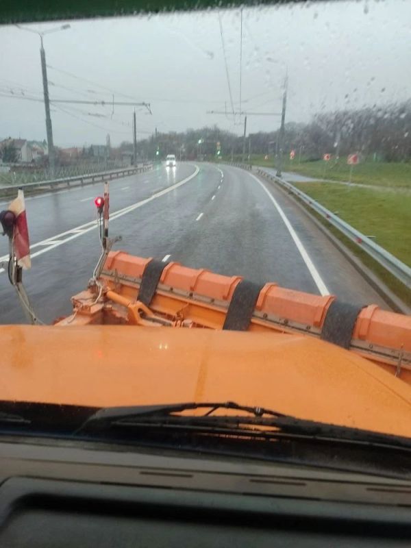 Погода ухудшается: 63 единицы техники дежурят на дорогах Крыма