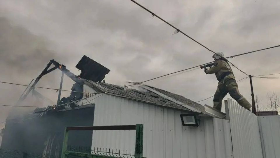 В Ленинском районе крымские огнеборцы ликвидировали возгорание хозпостройки