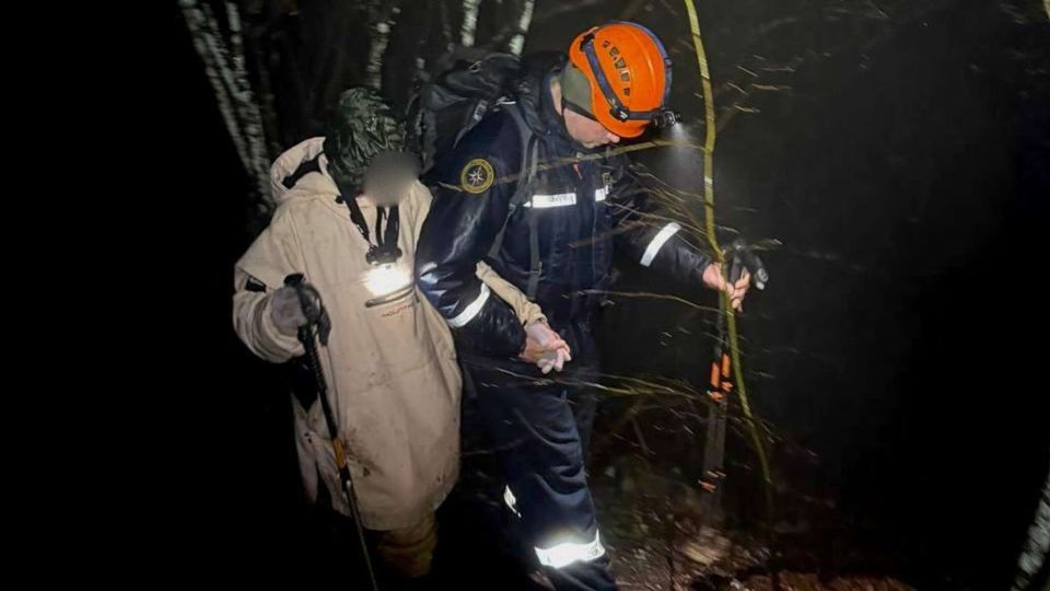 Туристы с ребенком заблудились в тумане в горах Крыма