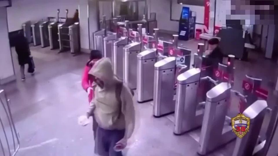 В метро Москвы полицейскими задержан безбилетник, плеснувший горячим кофе в лицо пассажирке