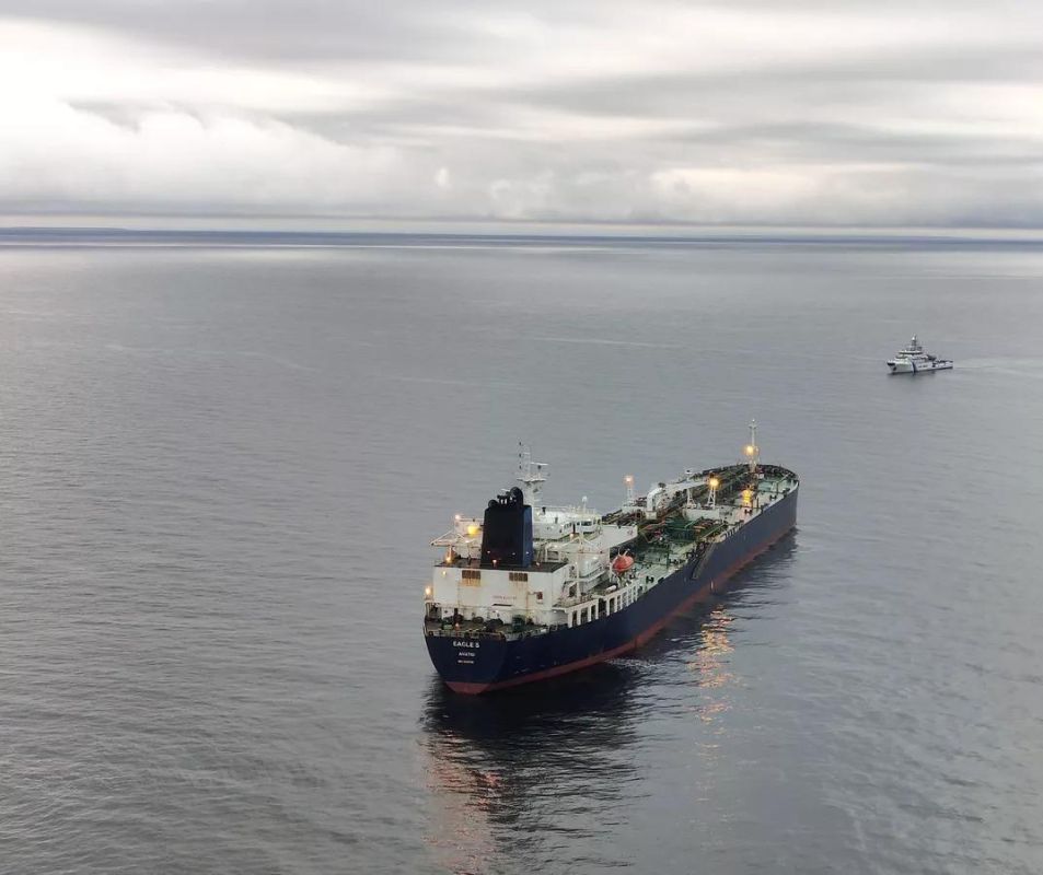 Атаку украинскими беспилотниками двух нефтетанкеров в Черном море подтвердили в Казахстане