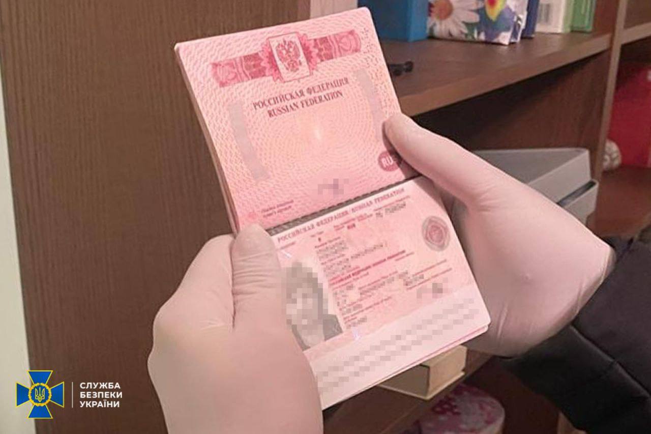 Два майора: Террористы из СБУ сообщают, что задержали в Киеве жительницу Крыма, которая попала на Украину через третьи страны, чтобы навестить родственницу Два майора: Террористы из СБУ сообщают, что задержали в Киеве жительницу Крыма, которая попала на Украину через третьи страны, чтобы навестить родственницу