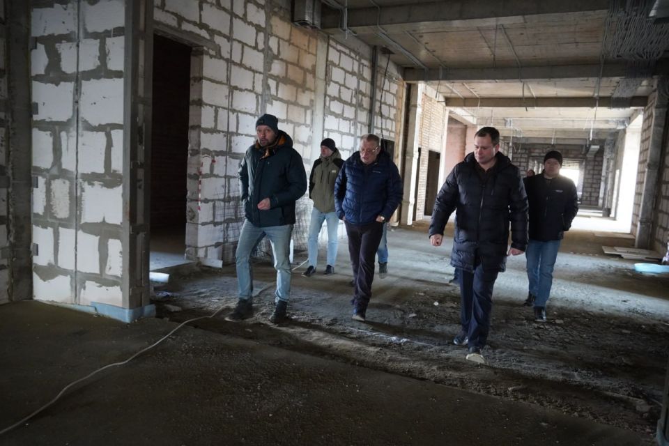 Олег Каторгин: В рамках рабочего визита в Керчь министра строительства и архитектуры Республики Крым Эдуарда Щёголева посетили строящуюся общеобразовательную школу на 800 мест в микрорайоне Марат на улице Архиепископа Луки... Олег Каторгин: В рамках рабочего визита в Керчь министра строительства и архитектуры Республики Крым Эдуарда Щёголева посетили строящуюся общеобразовательную школу на 800 мест в микрорайоне Марат на улице Архиепископа Луки...