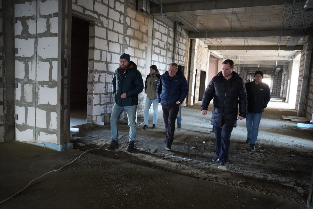 Олег Каторгин: В рамках рабочего визита в Керчь министра строительства и архитектуры Республики Крым Эдуарда Щёголева посетили строящуюся общеобразовательную школу на 800 мест в микрорайоне Марат на улице Архиепископа Луки... Олег Каторгин: В рамках рабочего визита в Керчь министра строительства и архитектуры Республики Крым Эдуарда Щёголева посетили строящуюся общеобразовательную школу на 800 мест в микрорайоне Марат на улице Архиепископа Луки...