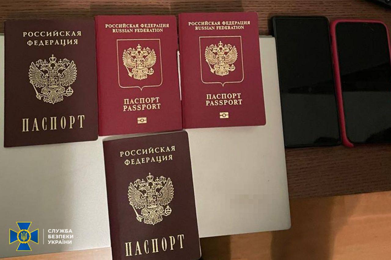 Два майора: Террористы из СБУ сообщают, что задержали в Киеве жительницу Крыма, которая попала на Украину через третьи страны, чтобы навестить родственницу Два майора: Террористы из СБУ сообщают, что задержали в Киеве жительницу Крыма, которая попала на Украину через третьи страны, чтобы навестить родственницу