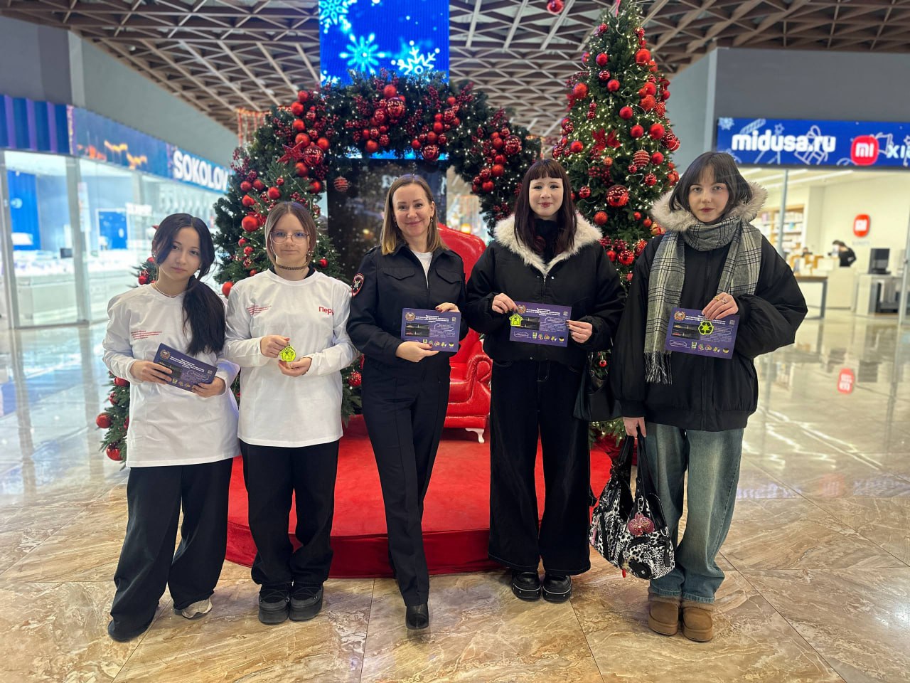 Сотрудники Госавтоинспекции Севастополя помогают детям и взрослым стать яркими