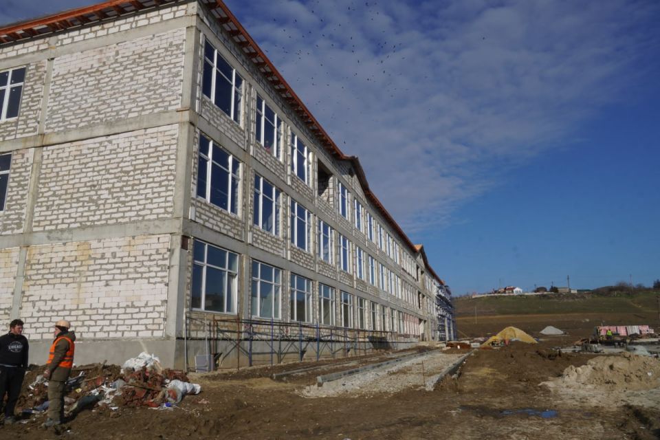 Олег Каторгин: В рамках рабочего визита в Керчь министра строительства и архитектуры Республики Крым Эдуарда Щёголева посетили строящуюся общеобразовательную школу на 800 мест в микрорайоне Марат на улице Архиепископа Луки... Олег Каторгин: В рамках рабочего визита в Керчь министра строительства и архитектуры Республики Крым Эдуарда Щёголева посетили строящуюся общеобразовательную школу на 800 мест в микрорайоне Марат на улице Архиепископа Луки...