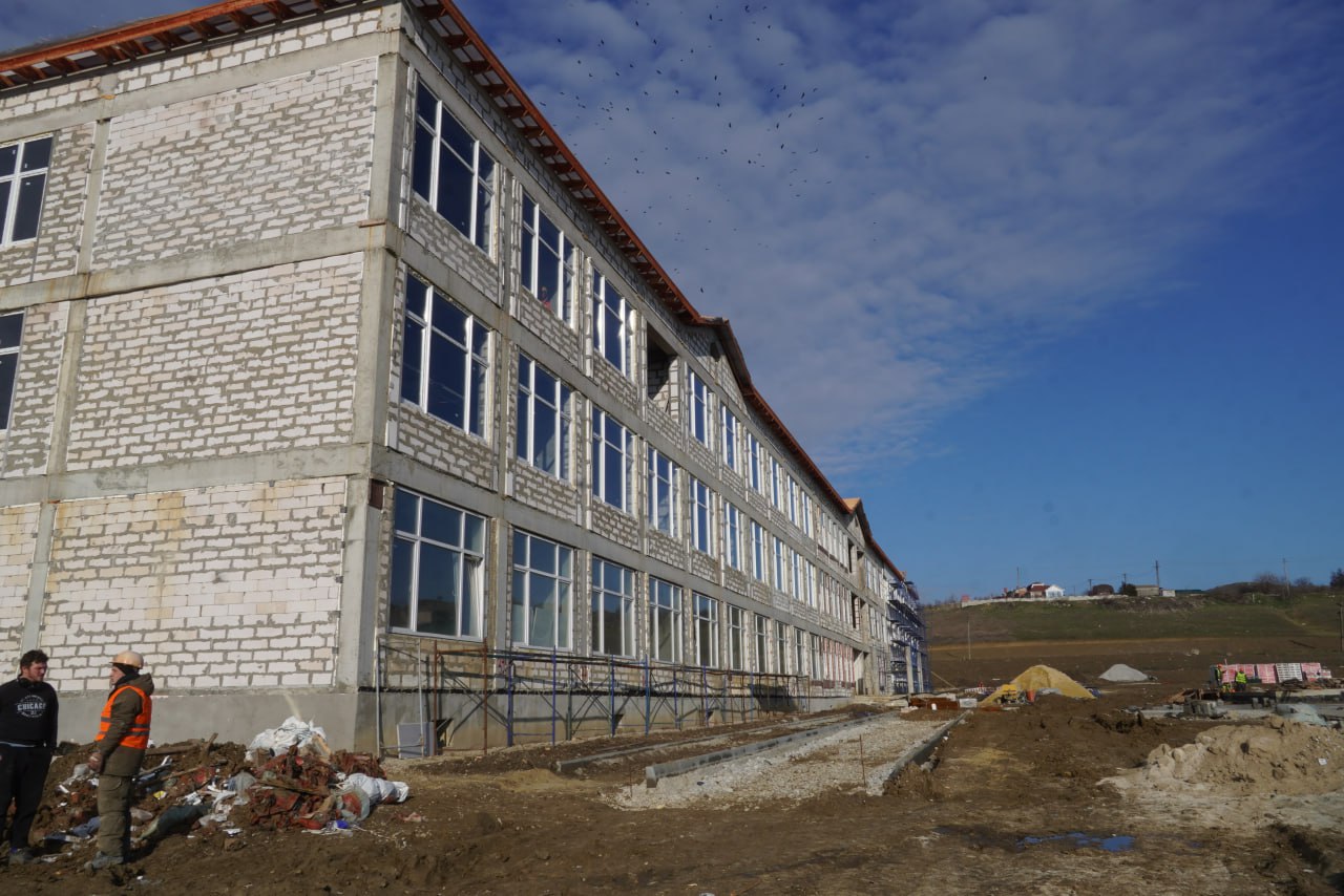 Олег Каторгин: В рамках рабочего визита в Керчь министра строительства и архитектуры Республики Крым Эдуарда Щёголева посетили строящуюся общеобразовательную школу на 800 мест в микрорайоне Марат на улице Архиепископа Луки... Олег Каторгин: В рамках рабочего визита в Керчь министра строительства и архитектуры Республики Крым Эдуарда Щёголева посетили строящуюся общеобразовательную школу на 800 мест в микрорайоне Марат на улице Архиепископа Луки...