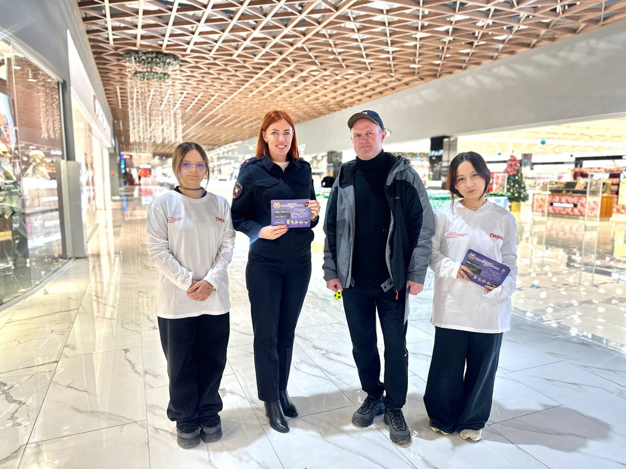 Сотрудники Госавтоинспекции Севастополя помогают детям и взрослым стать яркими Сотрудники Госавтоинспекции Севастополя помогают детям и взрослым стать яркими