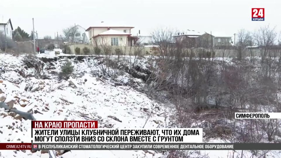 Грунт обвалился рядом с домами в одном из микрорайонов города