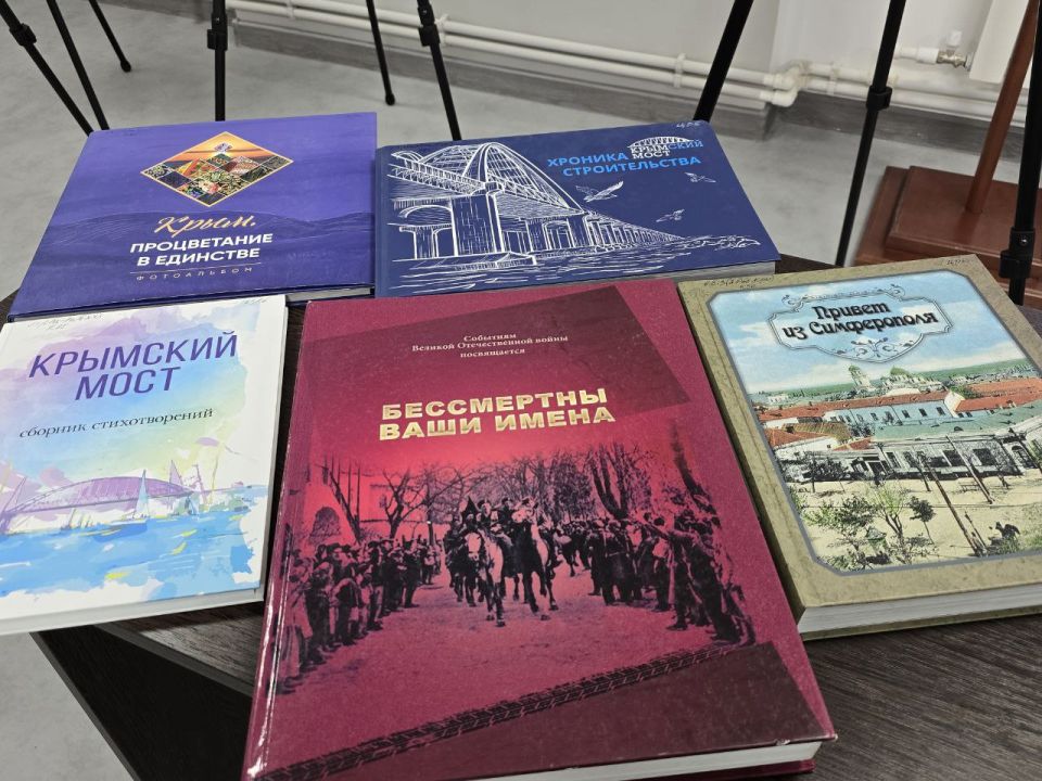 В холле здания администрации состоялось открытие тематической фотовыставки, посвящённой Дню Республики Крым В холле здания администрации состоялось открытие тематической фотовыставки, посвящённой Дню Республики Крым