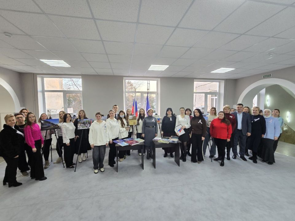 В холле здания администрации состоялось открытие тематической фотовыставки, посвящённой Дню Республики Крым В холле здания администрации состоялось открытие тематической фотовыставки, посвящённой Дню Республики Крым