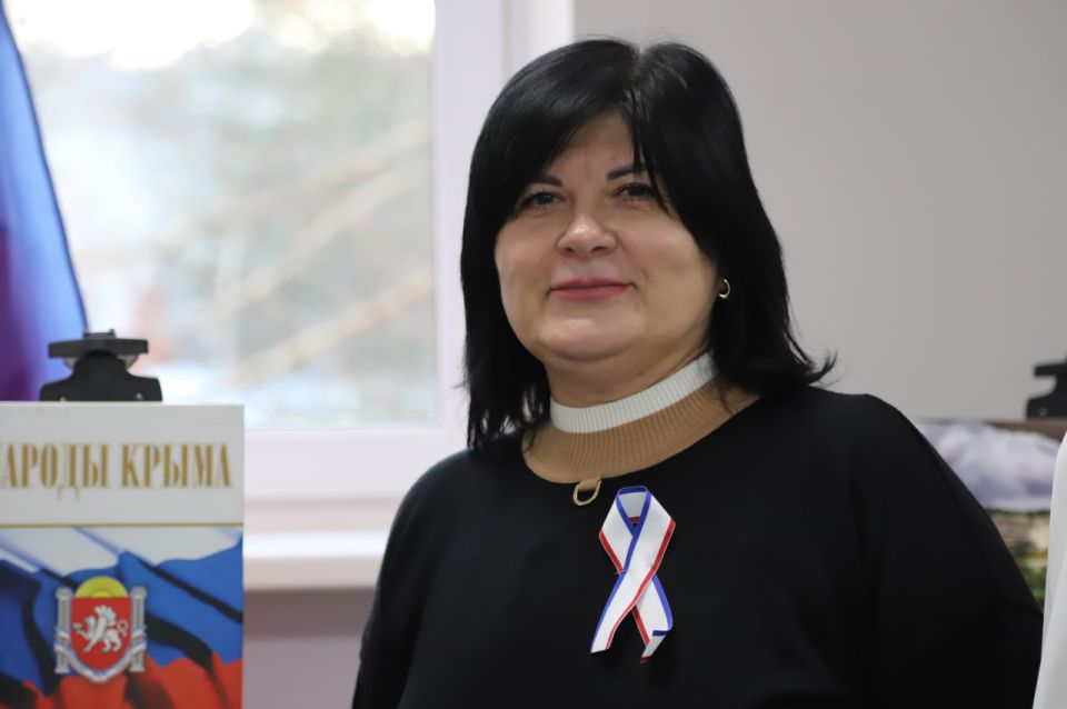 В холле здания администрации состоялось открытие тематической фотовыставки, посвящённой Дню Республики Крым В холле здания администрации состоялось открытие тематической фотовыставки, посвящённой Дню Республики Крым