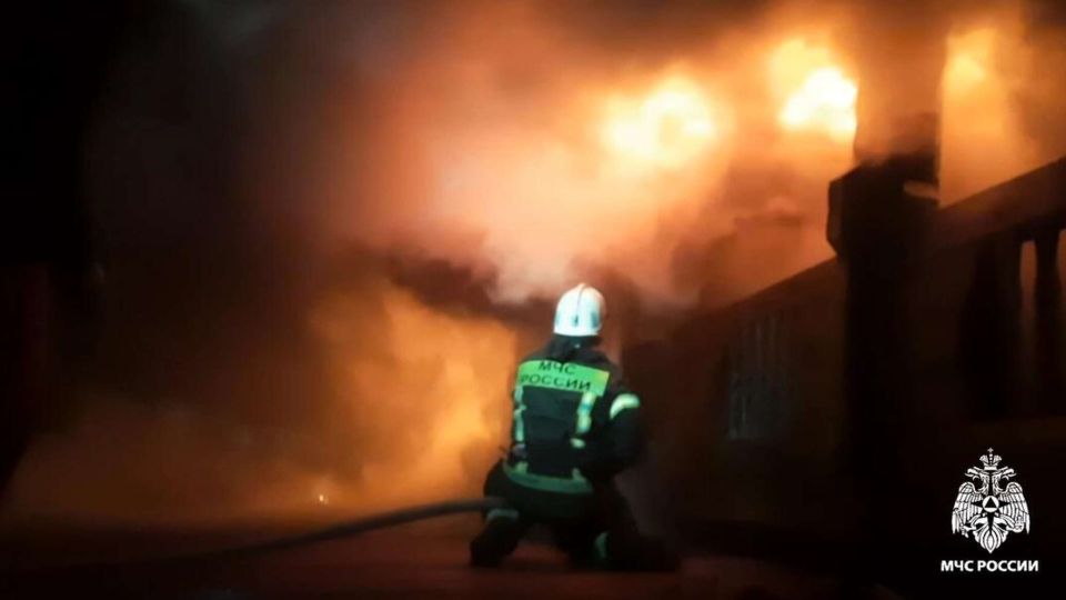 В Алуште горят два жилых дома – что известно