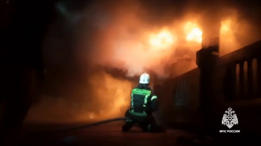 Два жилых деревянных дома горят в Алуште: пожар локализован
