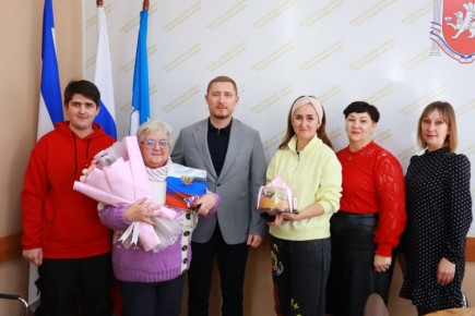 Дмитрий Чумаков: Для жительницы Богатовского сельского поселения сегодняшний день — особенный и долгожданный