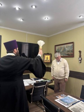 Игорь Ивин: Согласно православных традиций и с благословением епископа Джанкойского и Раздольненского Алексия сегодня в администрации города состоялось освящение служебных кабинетов, которое провёл отец Александр