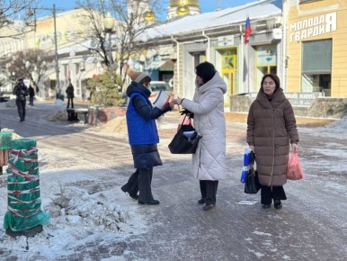 Активисты Симферопольского местного отделения «Молодой Гвардии» провели акцию по раздаче лент и флажков, посвящённую Дню Республики Крым