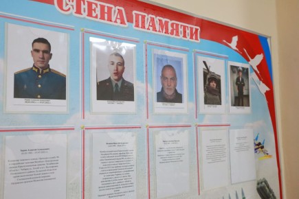 В Крымскорозовском доме культуры открыли стенд памяти, посвящённый землякам — защитникам Отечества.