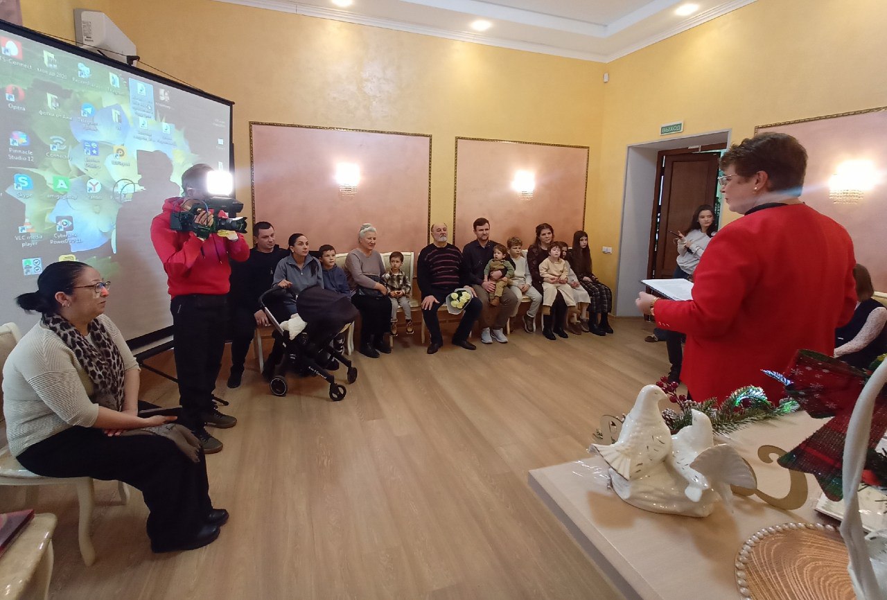 Алуштинский городской отдел ЗАГС организовал теплое и значимое мероприятие для многодетных семей под названием «Статус многодетной семьи в нашем государстве» Алуштинский городской отдел ЗАГС организовал теплое и значимое мероприятие для многодетных семей под названием «Статус многодетной семьи в нашем государстве»