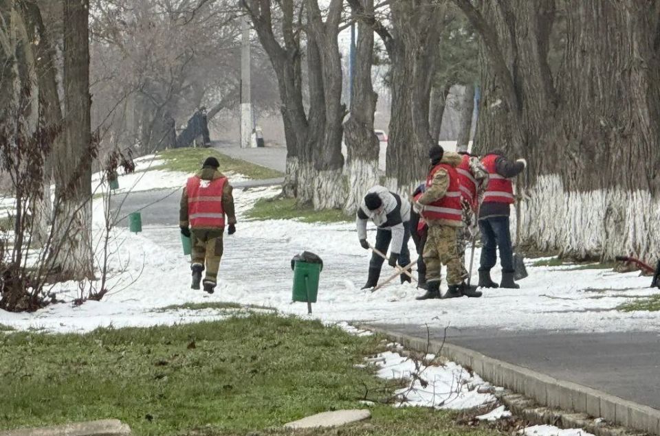 5 бригад рабочих ежедневно заняты очисткой межквартальных муниципальных пространств