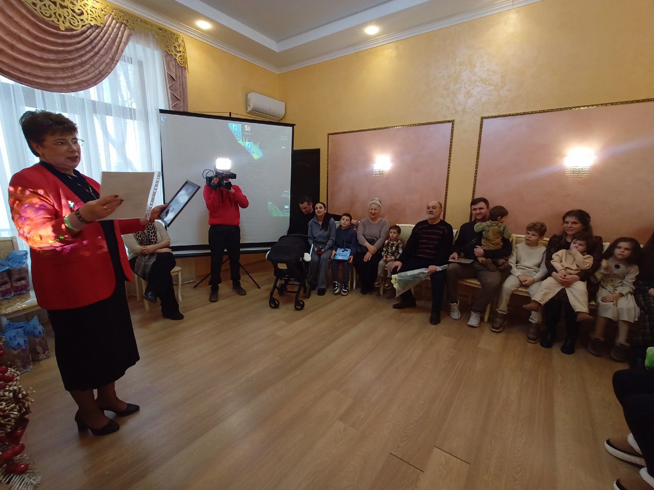 Алуштинский городской отдел ЗАГС организовал теплое и значимое мероприятие для многодетных семей под названием «Статус многодетной семьи в нашем государстве» Алуштинский городской отдел ЗАГС организовал теплое и значимое мероприятие для многодетных семей под названием «Статус многодетной семьи в нашем государстве»