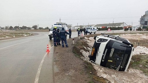 Рейсовый автобус вылетел с трассы и перевернулся в Крыму: два пассажира в больнице