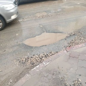 Олег Каторгин: Сошел снег. Мониторим ситуацию на городских дорогах на предмет образования выбоин и ям. Стараемся обеспечить комфортное передвижение водителей и пешеходов