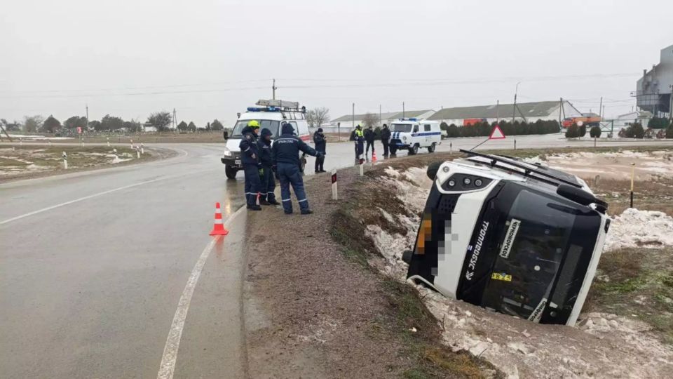 В Крыму опрокинулся автобус с пассажирами