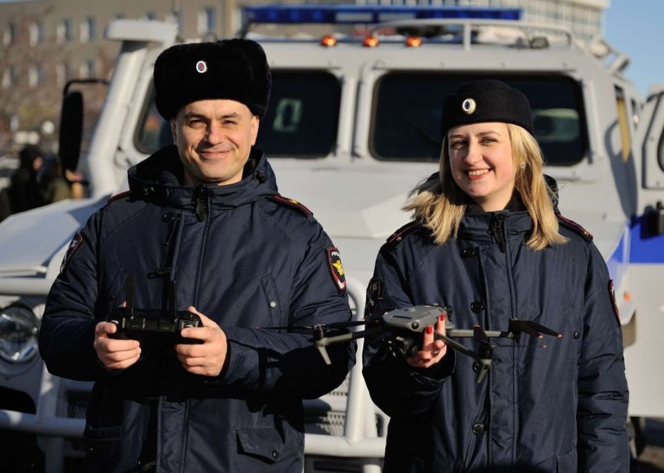 Заместитель начальника Культурного центра МВД по Республике Крым Длявер Велиулаев и старший методист центра Камелия Педан желают всем гостям и жителям полуострова #Хороших_выходных!