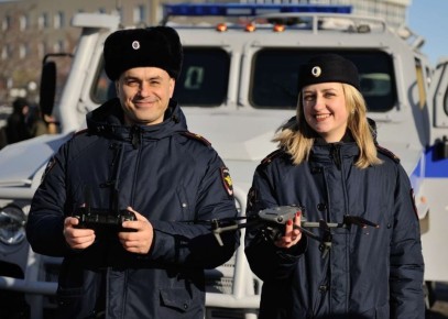 Заместитель начальника Культурного центра МВД по Республике Крым Длявер Велиулаев и старший методист центра Камелия Педан желают всем гостям и жителям полуострова #Хороших_выходных!